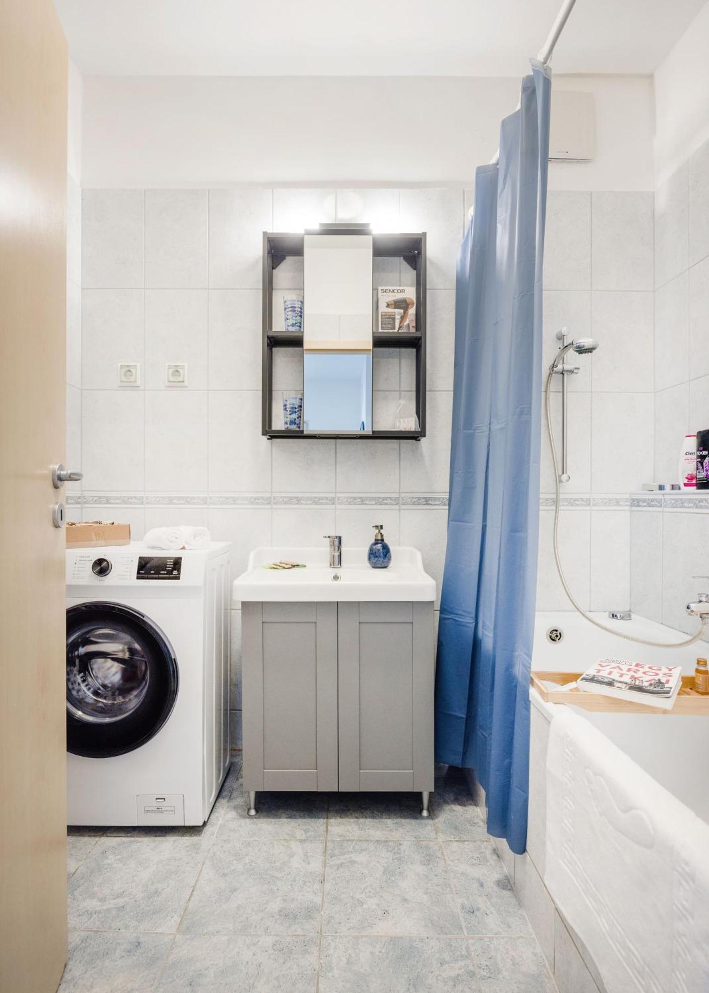 Modern Two-Bedroom Apartment With Free Parking Budapest Bagian luar foto