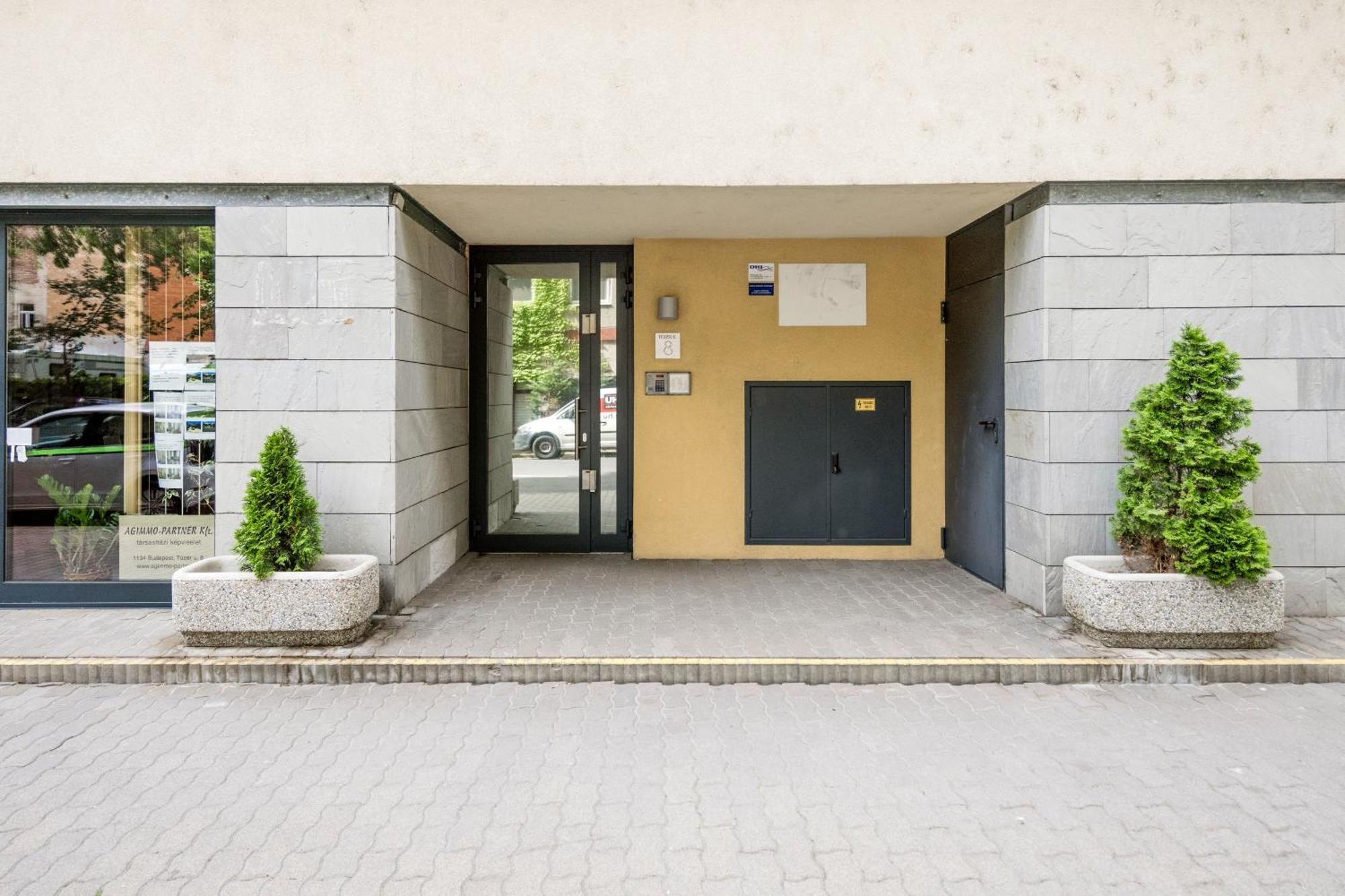 Modern Two-Bedroom Apartment With Free Parking Budapest Bagian luar foto